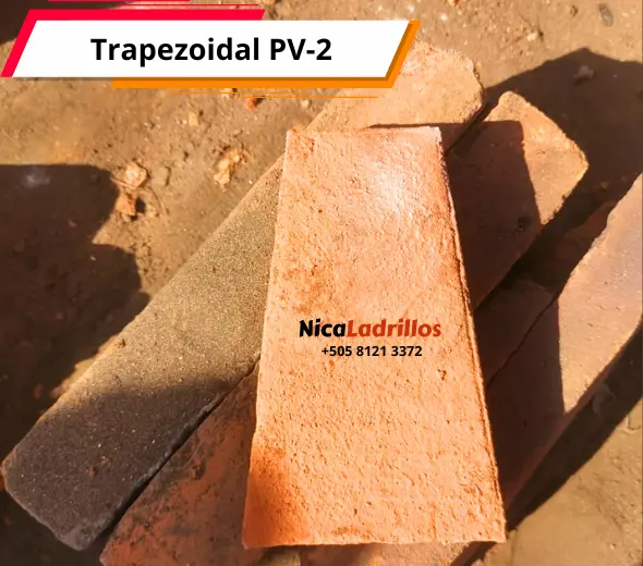 Fotografía de un ladrillo de barro trapezoidal modelo PV2, utilizado en construcción. El ladrillo tiene un color marrón característico del barro cocido y una forma trapezoidal, ideal para diversos proyectos en Managua o La Paz Centro